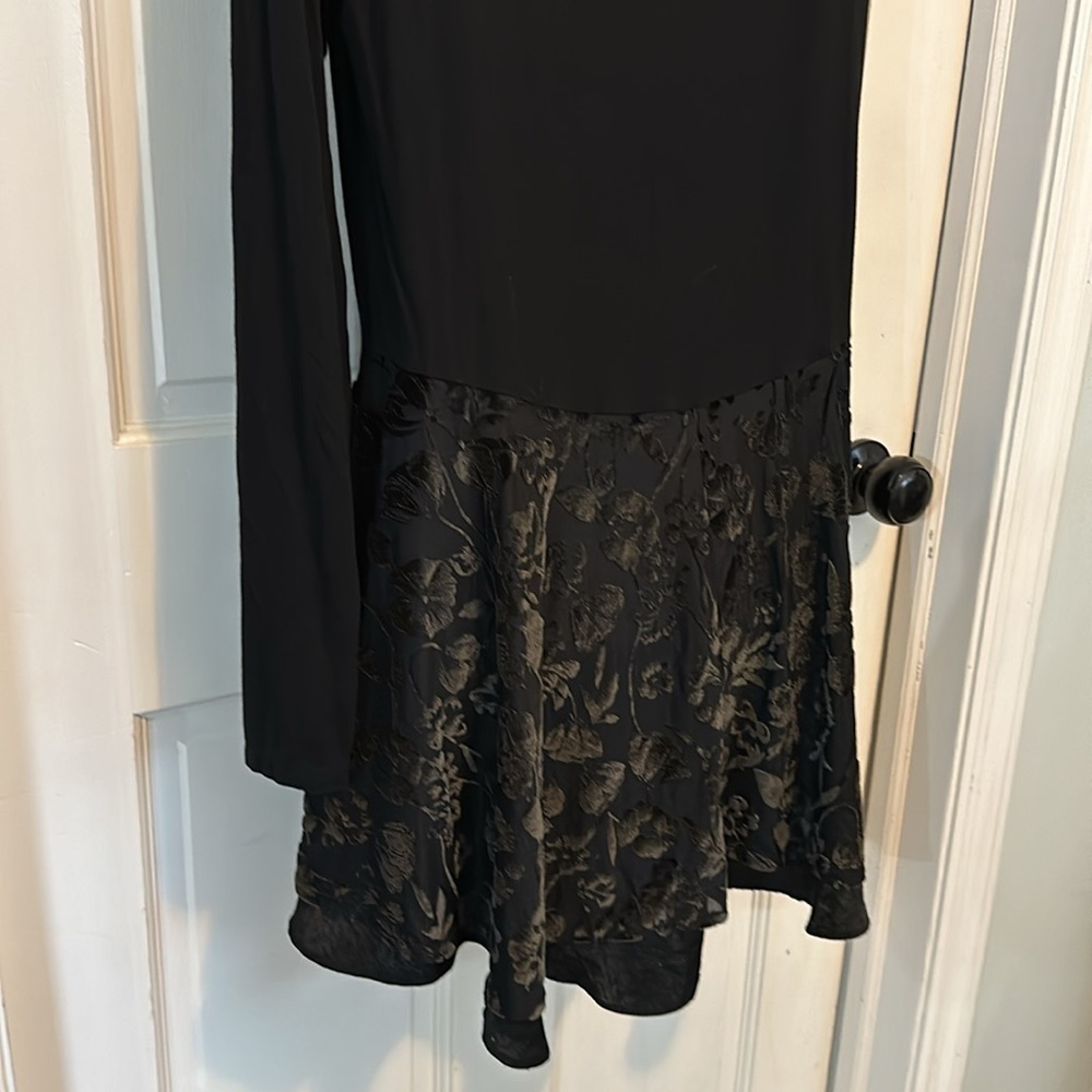 Beautiful 😍 LOGO Black Top with Burnout Velvet size small - Picture 7 of 13